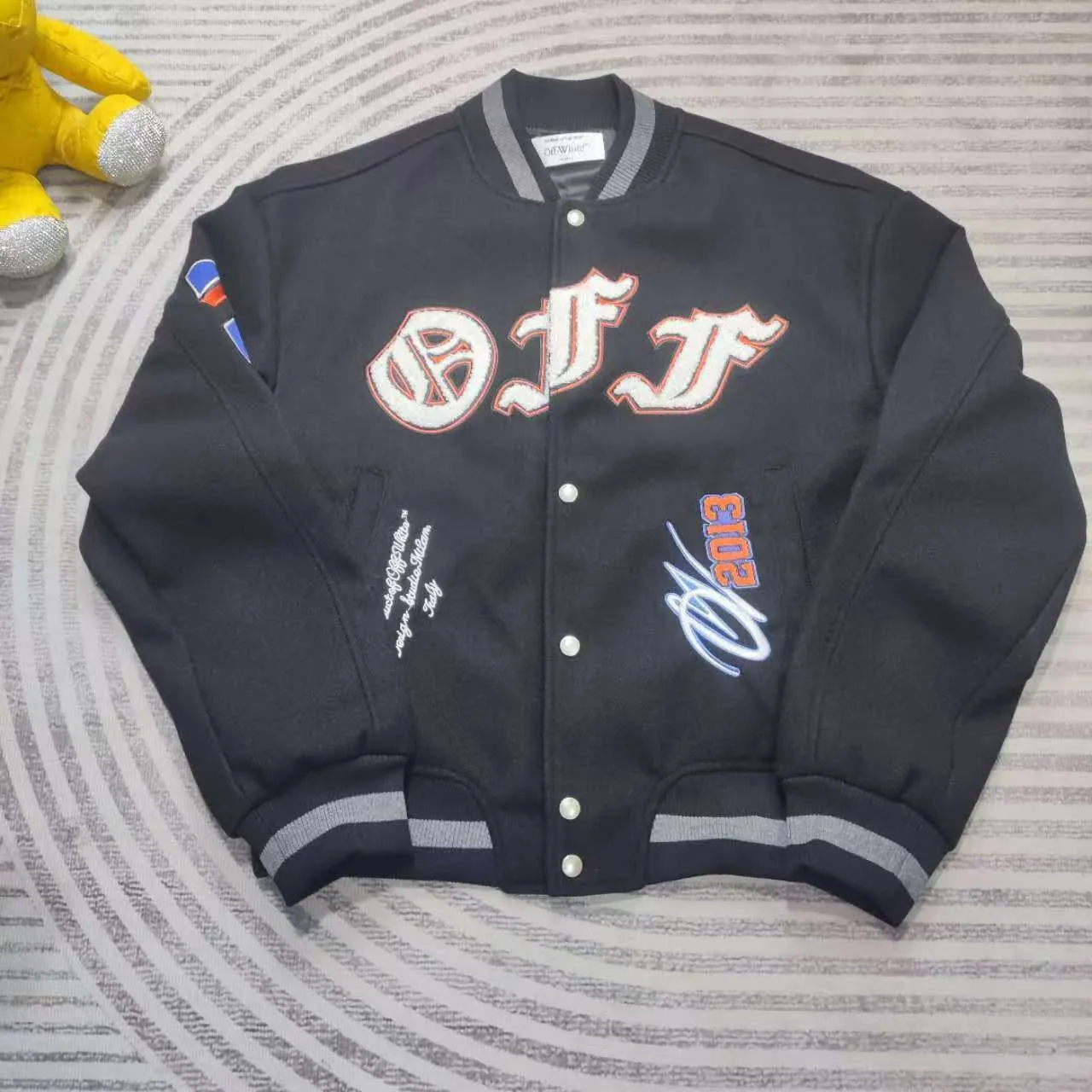 Top tested version off white heavy industry embroidery patchwork leather high temperature hot crystal diamond baseball uniform male and female couple star same style (⚠ original button mold customization, patch embroidery color matching) original packaging original label 🔍 full set of accessories customized packaging elevators are purchased from the original factory all series of hardware mold customization one-to-one restoration of fabric color components The fabric is made of 65% wool, 15% natural silk, 10% spandex and 10% velvet, mixed and custom-woven. The total weight is more than 900 grams! And the most important thing is its color fastness, it will never fade! -The embroidery uses an imported towel embroidery machine. Each pattern is first embroidered on the fabric, and then engraved with an infrared laser, and then fixed with a sewing machine. The whole garment is labeled in many places, one is flat embroidered, and the large pattern on the back is directly embroidered on it. This dress has 4 different embroidery techniques⚠ -The sleeves are all made of two-layer pebbled fabric, which is processed, shaped, colored, washed, and the texture retains the original grain structure! Thick, plump and round! -The processing technology is extremely complex, the pieces are neatly spliced ​​and aligned, and the entire garment has precise wiring density. Gender-neutral style. Loose version. Self-conscious quality control. Details determine success or failure. Size: S M L XL P: 680